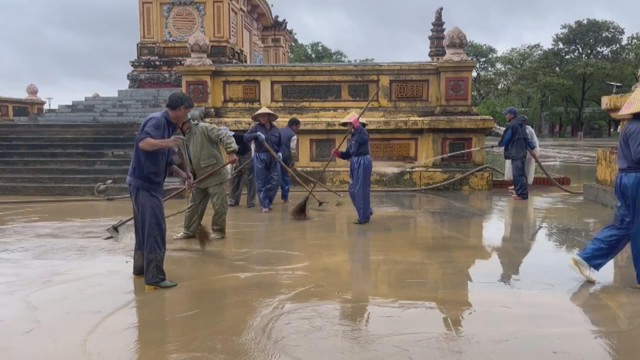 Huế dọn vệ sinh môi trường, khôi phục nhịp sống sau lũ - Ảnh 3.