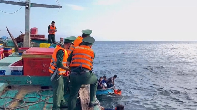 Kịp thời cứu 8 thuyền viên bị nạn trên vùng biển côn đảo - Ảnh 1.