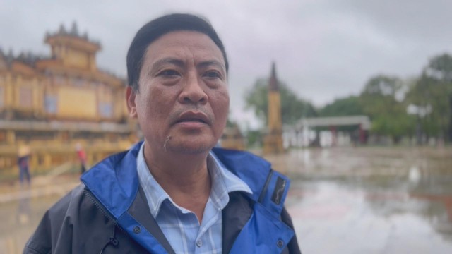 Huế dọn vệ sinh môi trường, khôi phục nhịp sống sau lũ - Ảnh 2.