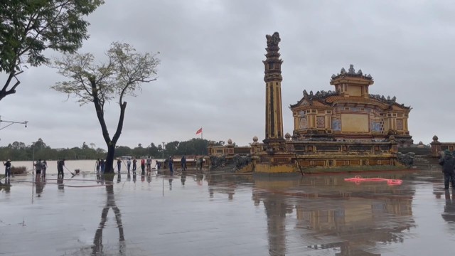 Huế dọn vệ sinh môi trường, khôi phục nhịp sống sau lũ - Ảnh 1.