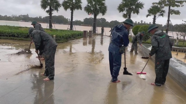 Huế dọn vệ sinh môi trường, khôi phục nhịp sống sau lũ - Ảnh 4.