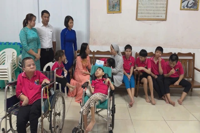 Hội Liên hiệp Phụ nữ TP. Hồ Chí Minh thăm và tặng quà cơ sở chăm sóc trẻ khuyết tật Thiên Thần  - Ảnh 2.