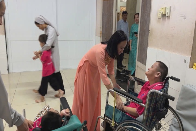 Hội Liên hiệp Phụ nữ TP. Hồ Chí Minh thăm và tặng quà cơ sở chăm sóc trẻ khuyết tật Thiên Thần  - Ảnh 1.
