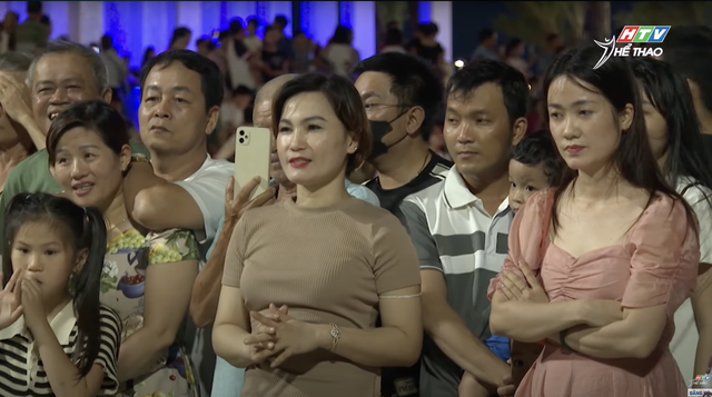 Sôi động khiêu vũ thể thao tại quảng trường Tam Thắng - Ảnh 1.