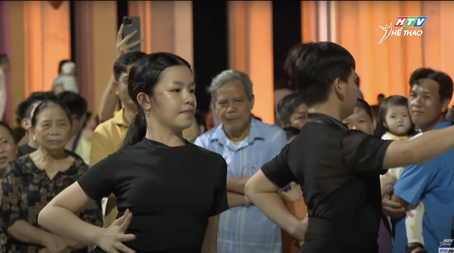 Sôi động khiêu vũ thể thao tại quảng trường Tam Thắng - Ảnh 2.