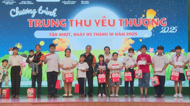 Xã Tân Nhựt: Mang Trung thu đến gần hơn với trẻ em mồ côi, có hoàn cảnh khó khăn - Ảnh 1.