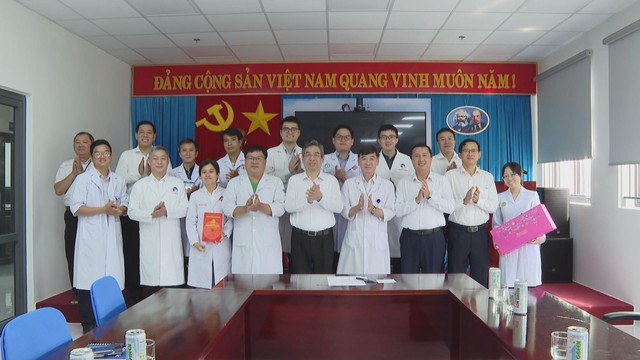 Lãnh đạo TP. Hồ Chí Minh thăm, tặng quà các bác sĩ đợt 2 tăng cường ra công tác tại Côn Đảo - Ảnh 1.