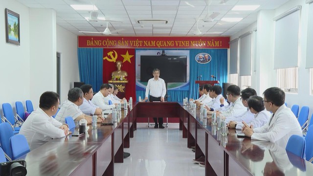 Lãnh đạo TP. Hồ Chí Minh thăm, tặng quà các bác sĩ đợt 2 tăng cường ra công tác tại Côn Đảo - Ảnh 2.