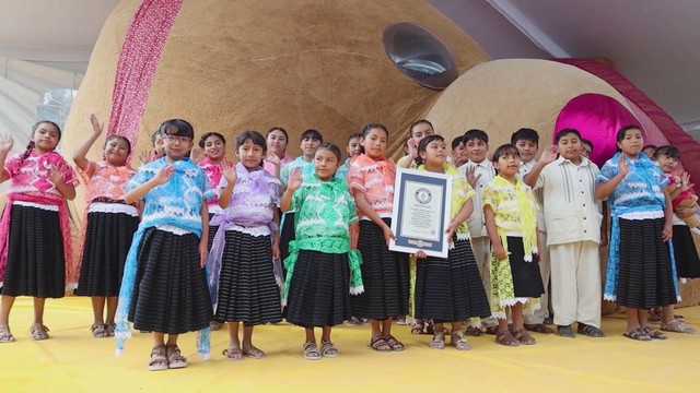 Gấu bông lớn nhất thế giới tái xuất - Ảnh 3.