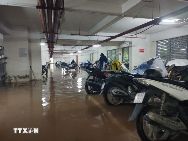 Người dân khu chung cư “rốn” ngập tại Hà Nội linh hoạt ứng phó khi mưa lớn - Ảnh 1.