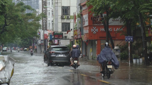 Chuyên gia khí tượng thủy văn lý giải nguyên nhân mưa lớn tại các tỉnh phía Bắc và cảnh báo những rủi ro tiềm ẩn - Ảnh 1.