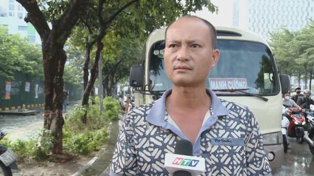 Người dân Hà Nội kiên cường vượt qua bão lũ- Ảnh 1. Người dân Hà Nội kiên cường vượt qua bão lũ- Ảnh 1.