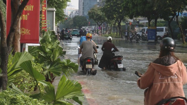 Người dân Hà Nội kiên cường vượt qua bão lũ- Ảnh 2. Người dân Hà Nội kiên cường vượt qua bão lũ- Ảnh 2.