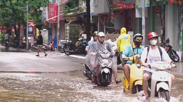 Người dân Hà Nội kiên cường vượt qua bão lũ- Ảnh 3. Người dân Hà Nội kiên cường vượt qua bão lũ- Ảnh 3.