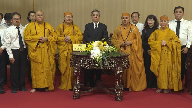TP. Hồ Chí Minh: Đoàn lãnh đạo thành phố viếng Trưởng lão Hòa thượng Thích Trí Tịnh - Ảnh 2.