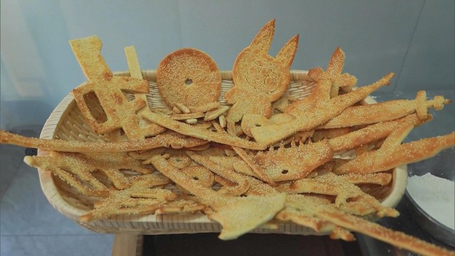 Trung Quốc: Gánh hàng rong bánh kếp nổi tiếng mạng xã hội - Ảnh 2.