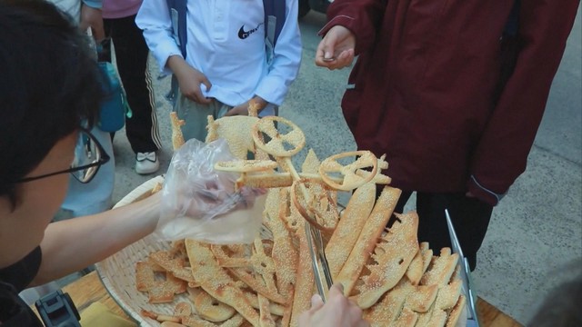 Trung Quốc: Gánh hàng rong bánh kếp nổi tiếng mạng xã hội - Ảnh 1.