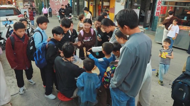 Trung Quốc: Gánh hàng rong bánh kếp nổi tiếng mạng xã hội - Ảnh 3.