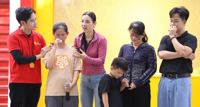 Quách Tuấn Du: 10 tuổi mồ côi cha, đi bán bánh dạo để kiếm tiền phụ mẹ - Mái ấm gia đình Việt - Ảnh 1.