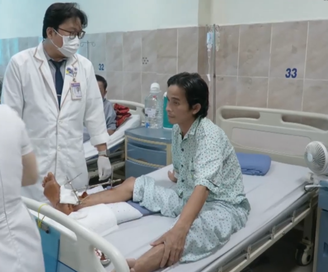 Bệnh viện Xuyên Á nối liền thành công bàn chân bị đứt lìa do tai nạn lao động - Ảnh 3.