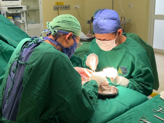 Bệnh viện Xuyên Á nối liền thành công bàn chân bị đứt lìa do tai nạn lao động - Ảnh 1.