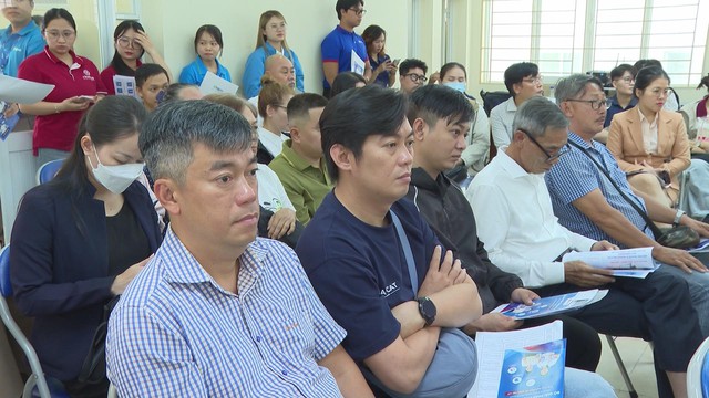 Phường Tân Định tăng cường đối thoại, hỗ trợ tiểu thương chuyển đổi số - Ảnh 2.