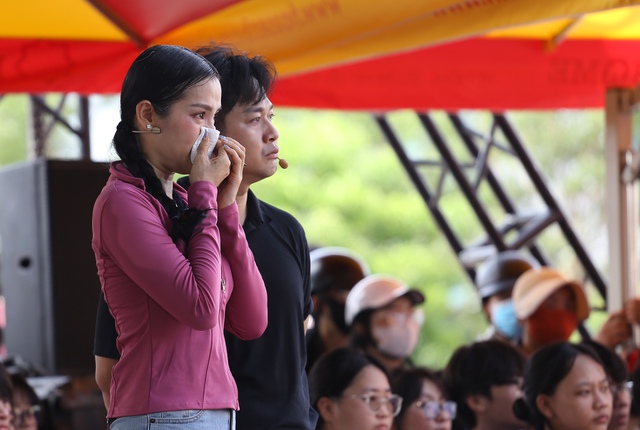 Quách Tuấn Du: 10 tuổi mồ côi cha, đi bán bánh dạo để kiếm tiền phụ mẹ - Mái ấm gia đình Việt - Ảnh 2.