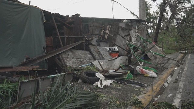 Siêu bão Phượng Hoàng suy yếu sau khi đổ bộ vào Philippines - Ảnh 1.