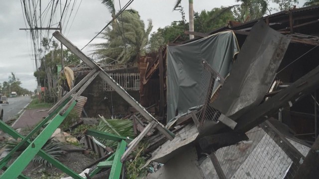 Siêu bão Phượng Hoàng suy yếu sau khi đổ bộ vào Philippines - Ảnh 2.