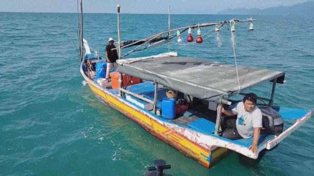 Malaysia tiếp tục tìm kiếm nạn nhân vụ chìm tàu ngoài khơi Langkawi - Ảnh 2.