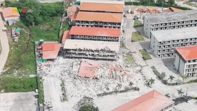 Video Myanmar đánh sập tòa nhà ổ lừa đảo - Ảnh 1.