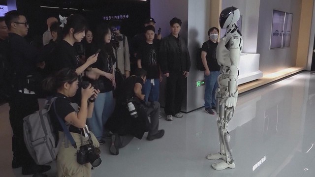 Trung Quốc giới thiệu robot tiếp tân - Ảnh 2.