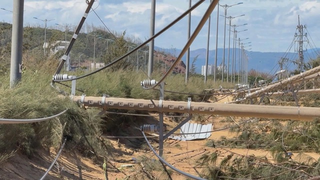 Công ty Điện lực Gia Lai nỗ lực khôi phục lưới điện sau bão số 13 - Ảnh 1.