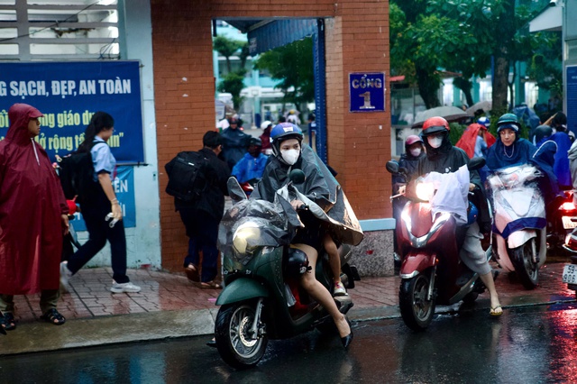 Mưa lớn sáng 12/11 khiến nhiều tuyến đường TP.Hồ Chí Minh ngập cục bộ, giao thông ùn ứ - Ảnh 9.