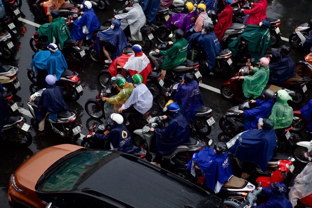 Mưa lớn sáng 12/11 khiến nhiều tuyến đường TP.Hồ Chí Minh ngập cục bộ, giao thông ùn ứ - Ảnh 2.