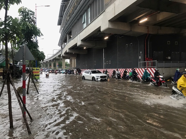 Mưa lớn sáng 12/11 khiến nhiều tuyến đường TP.Hồ Chí Minh ngập cục bộ, giao thông ùn ứ - Ảnh 4.
