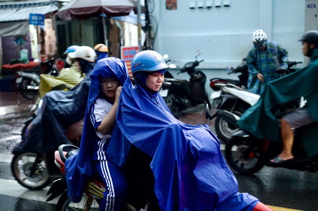 Mưa lớn sáng 12/11 khiến nhiều tuyến đường TP.Hồ Chí Minh ngập cục bộ, giao thông ùn ứ - Ảnh 7.