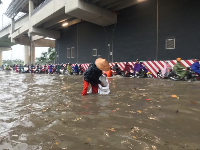 Mưa lớn sáng 12/11 khiến nhiều tuyến đường TP.Hồ Chí Minh ngập cục bộ, giao thông ùn ứ - Ảnh 5.