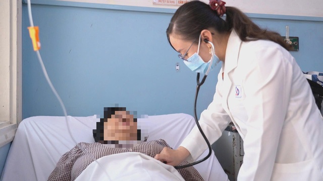 Hàng trăm người mắc cùng triệu chứng sau khi ăn bánh mì gà xé - Ảnh 2.