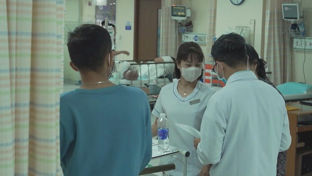 Hàng trăm người mắc cùng triệu chứng sau khi ăn bánh mì gà xé - Ảnh 1.