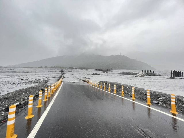 Bão Phượng Hoàng đổ bộ vào Đài Loan - Trung Quốc - Ảnh 3.