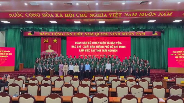 Đoàn công tác TP. Hồ Chí Minh thăm, tặng quà các hộ dân bị ảnh hưởng bởi bão lũ ở Thái Nguyên- Ảnh 1.