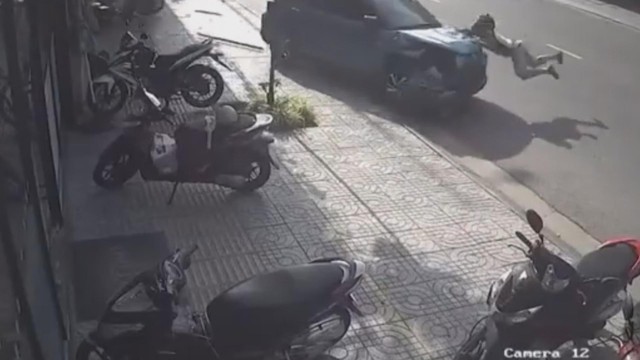 60 Giây ngày 15/11/2025 I Ô tô lao lên vỉa hè ở Vũng Tàu tông hàng loạt xe máy - Ảnh 1.