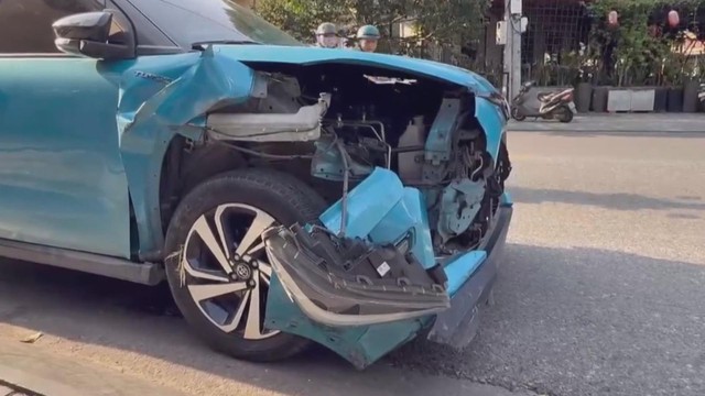 60 Giây ngày 15/11/2025 I Ô tô lao lên vỉa hè ở Vũng Tàu tông hàng loạt xe máy - Ảnh 2.