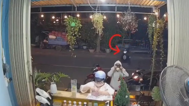 60 Giây ngày 15/11/2025 I Ô tô lao lên vỉa hè ở Vũng Tàu tông hàng loạt xe máy - Ảnh 5.