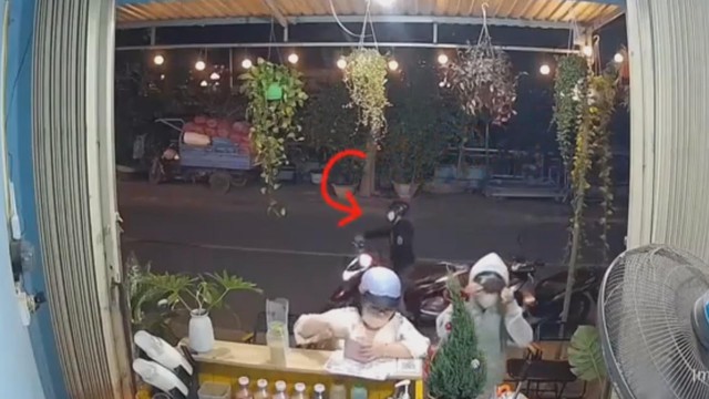 60 Giây ngày 15/11/2025 I Ô tô lao lên vỉa hè ở Vũng Tàu tông hàng loạt xe máy - Ảnh 6.