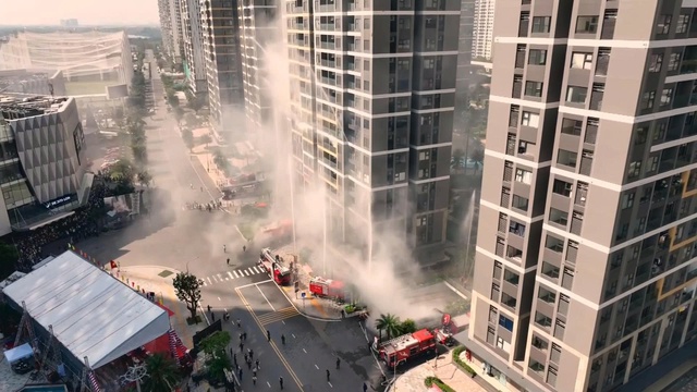 Diễn tập PCCC lớn nhất năm tại khu đô thị Vinhomes Grand Park - Ảnh 1.