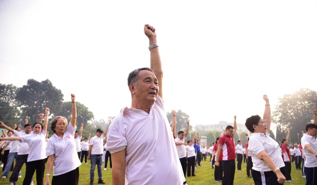 Hơn 1.500 người tham gia "Đồng diễn dưỡng sinh vì sức khỏe cộng đồng" - Ảnh 2.