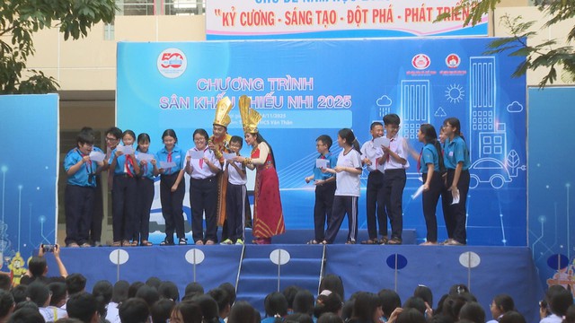 Thời sự HTV ngày 16/11/2025 I Sân khấu cải lương học đường: Gieo mầm di sản từ trường học- Ảnh 1. Thời sự HTV ngày 16/11/2025 I Sân khấu cải lương học đường: Gieo mầm di sản từ trường học- Ảnh 1.