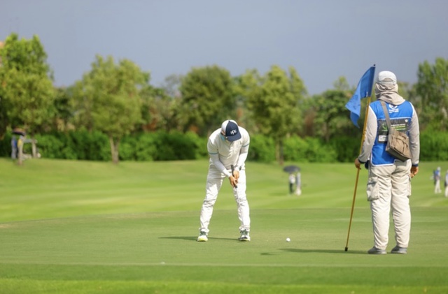 Nghệ thuật giữ màu xanh của sân golf Tân Sơn Nhất - Ảnh 1.